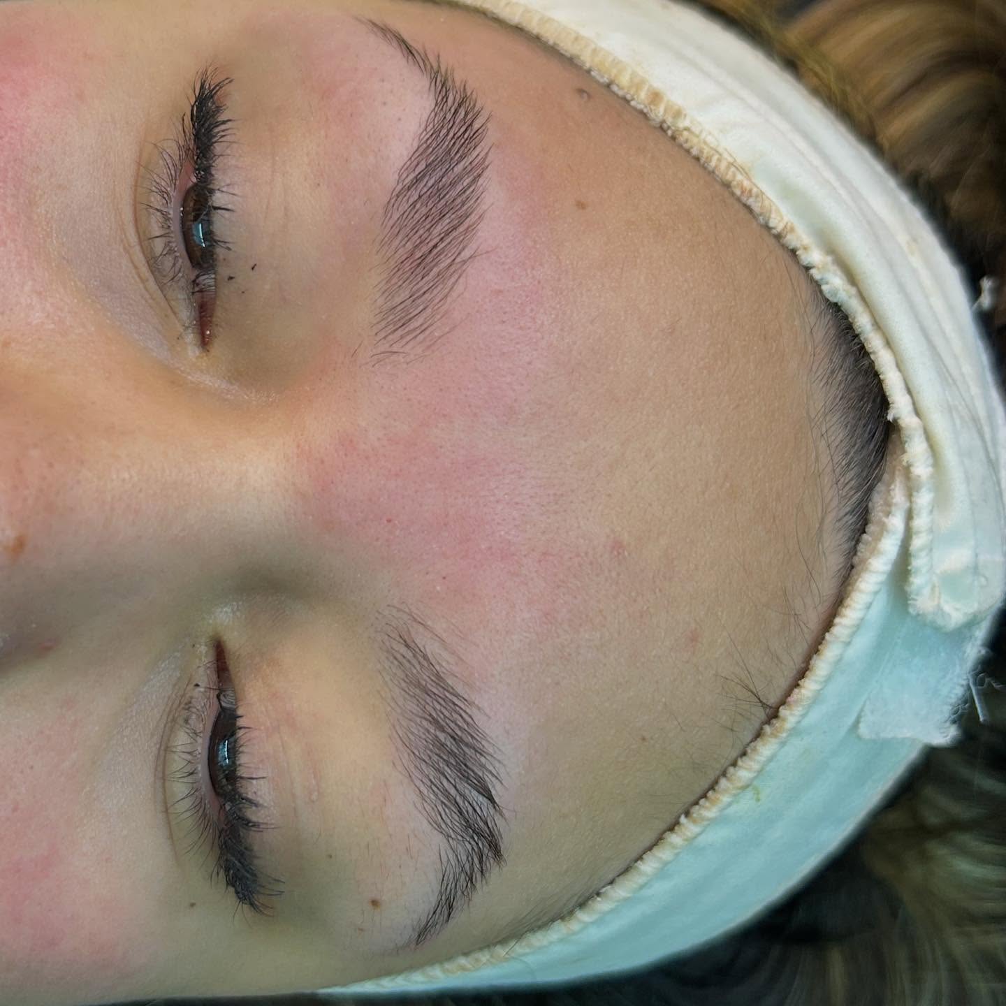 Cejas peinadas hacia arriba y con forma, trabajo de diseño de cejas de SG Estética Integral